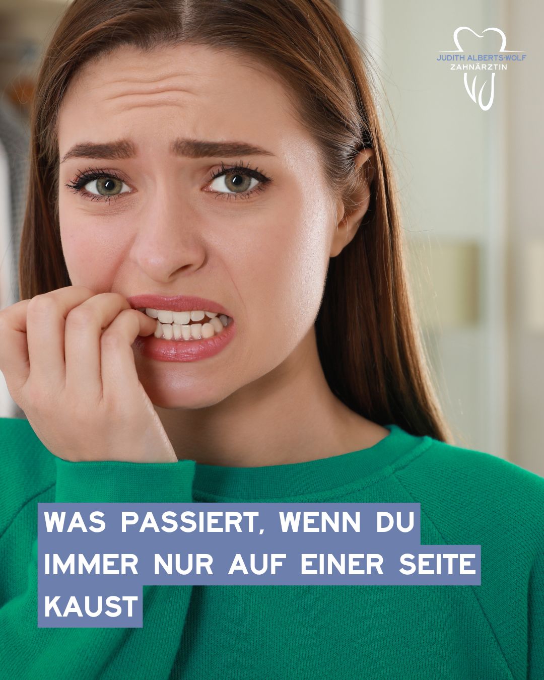 Das Bild zeigt eine Frau die sich die rechte Seite des Kiefers hält symbolisch für Einseitiges Kauen – was dein Körper dir damit sagen will