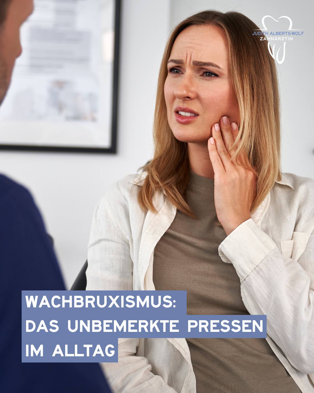 Das Bild zeigt eine Frau, die sich die Wange hält mit schmerzverzerrtem Gesichtsausdruck, symbolisch für: Wachbruxismus: Wenn der Kiefer tagsüber nicht abschaltet